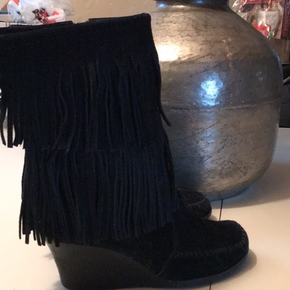 🚨B2G1 MINNETONKA Black Leather Fringed Wedged Low Calf Boots - Picture 6 of 7